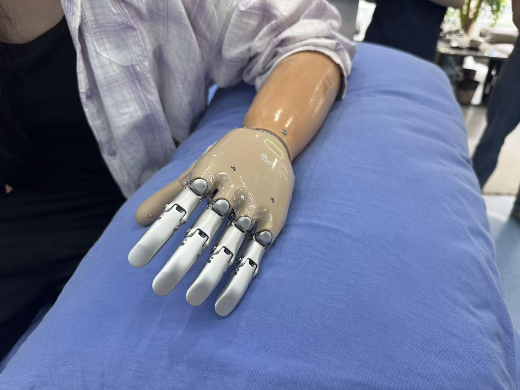 花季少女的"新手掌”一场与希望的温柔相拥